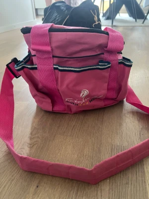 rosa ridväska - rosa ridväska med mycket utrymme för borstar, godis mm🩷