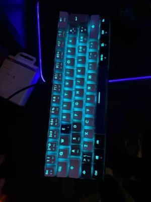 Mekaniskt tangentbord med RGB-belysning - Säljer ett kompakt mekaniskt tangentbord med RGB-belysning som lyser i blått och lila. Tangentbordet har  finns hörlurar två musar och ett till tangentbord skriv för mer bilder . Allt nypris är 3000+