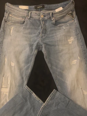 Ljusblå Replay Jeans - Schyssta Replay Grover Jeans i ljusblå med nice tvätt och feta slitningar. Sköna att ha på sig och enkla att matcha med typ vad som helst – funkar lika bra till vardag som utekväll.  Tar gärna emot bud 💸 Bara att skriva om du undrar något 📩✨