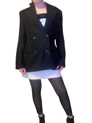 House of Dagmar classic linen blazer - Stilren svart oversized kavaj med dubbelknäppning och breda slag. 💕