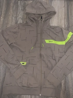 BOSS Kofta, OANVÄNT - Boss kofta köpt länge sen men aldrig använt den, Topp kvalitet helt nytt skick och helt oanvänt, Prisen kan diskuteras under snabbt affär