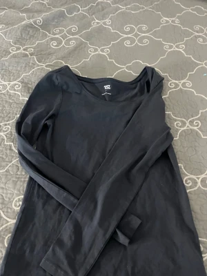 Mörkblå  långärmad topp från 157 - En enkel svart långärmad topp från 157 med rund halsringning. Tillverkad i mjuk bomull som känns skön mot huden. Perfekt att styla lager på lager eller bära som den är.