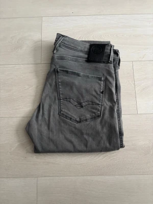 Replay anbass hyperflex - Säljer dessa feta replay jeans i grå färg. Storleken är W33 L32. Bra skick men en liten defekt i skrevet(se bild 4). Bara skriva vid frågor🤗