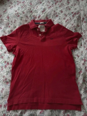 röd vintage abercrombie & fitch polo - abercrombie & fitch pike, sitter som L men är storlek XL. kom gärna med prisförslag och frågor!