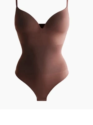 Brun seamless body med tunna band - Snygg brun body från hm säljer då den inte kommer till användning, storlek M men passar jätte bra på mig som har storlek S. Använd 2 gånger!❤️ hör av dig om du vill ha fler bilder! 