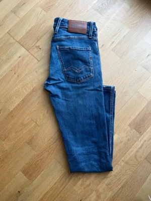 Replay Anbass W29 L30 - Säljer ett par Replay Anbass med slitning i skrevet. Kom PM för fler bilder eller andra funderingar!