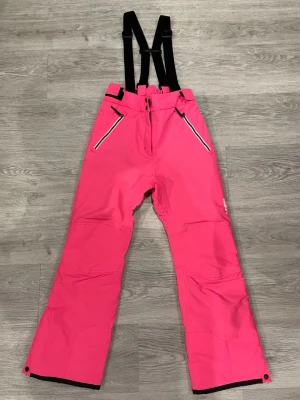 Överdragsbyxor  - Fina rosa överdragsbyxor från Everest i storlek 152. Jättebra i snön för skidåkning / snowboard. Använd nån enstaka gång men är fortfarande i väldigt bra skick, några små defekter på baksidan men inget som syns när de är på 🩷