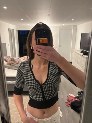 Kort svartvit kofta med hundtandsmönster - Trendig kort kofta i svart och vitt. Var längesedan jag använde den tyvärr så säljer den❤️sitter som xs och s