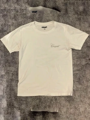 Vit t-shirt från Cersant med Milano-tryck - Vit t-shirt från Cersant med diskret text 'Cersant' på bröstet och ett stort svartvitt Milano-motiv på ryggen. Klassisk rund halsringning och korta ärmar. Perfekt för dig som gillar stilrena plagg med unik baksida.