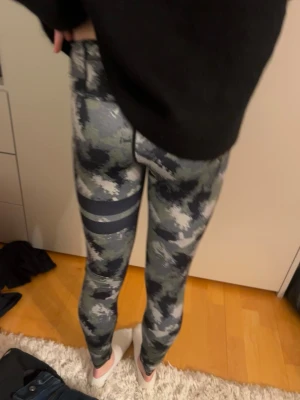 Militär färgade stronger  - Snygga träningsbyxor från Stronger som är militär färgade❤️storlek XS och har inga tecken på användning!