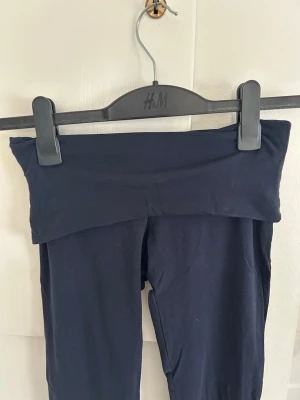 Mörkblåa fold over yoga pants subdued - Fold over yoga pants från subdued i london, första bilden vissr hur de ser ut med foldover, de andra visar utan. Storlek XS, men passar även S. Knappt används och är i jätteskönt material