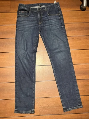Mörkblå jeans från New zealand Auckland - Snygga mörkblå jeans från New Zealand Auckland. Straight passform med storlek 33/32. Fylld med unika små detaljer. Perfekta för en trendig och avslappnad stil.  Nästintill oanvända. Pris kan diskuteras.