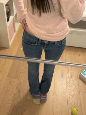 Blå bootcut jeans med låg midja - Säljer ett par lågmidjade bootcut jeans från Gina tricot. Säljer då dem inte kommer till användning längre, dock lappen på baksidan har lossnat lite smått som man ser på sista bilden.