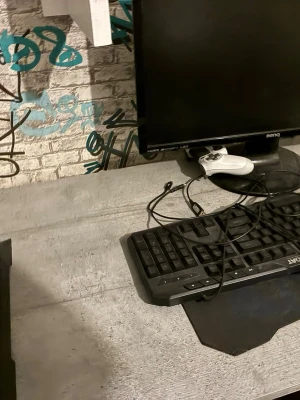 Svart BenQ datorskärm - Säljer mitt ps4 med allt är med en kontroll keyboard med mus och en skärm.