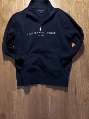 Tommy hilfiger quarterzip  - Navy blå zip från Tommy. Säljer pga att den blivit för liten. Storlek M passar dig som är ca 180.