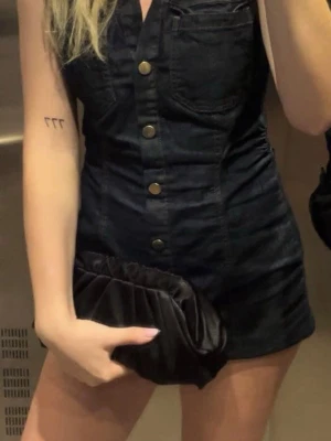 Zara jeansklänning - Säljer min skitsnygga jeanskläning som är så snygg till sommaren 💕😍 skriv för fler bilder.