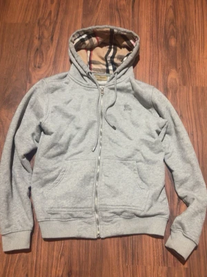 Burberry Zip-tröja - Säljer en Burberry zip-tröja då den inte ligger bara och samlar damm i garderoben. Tröjan är i fint skick och har inga skador eller så. Om du är intresserad eller har frågor så är det bara att höra av dig🤝