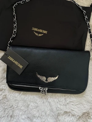 Svart Zadig & Voltaire väska - Säljer denna svarta väska! Ingår två band, en kortare och en längre☺️