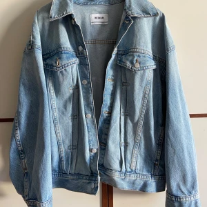 Jeansjacka - Ljusblå jeansjacka från Weekday. Oversized passformen. 