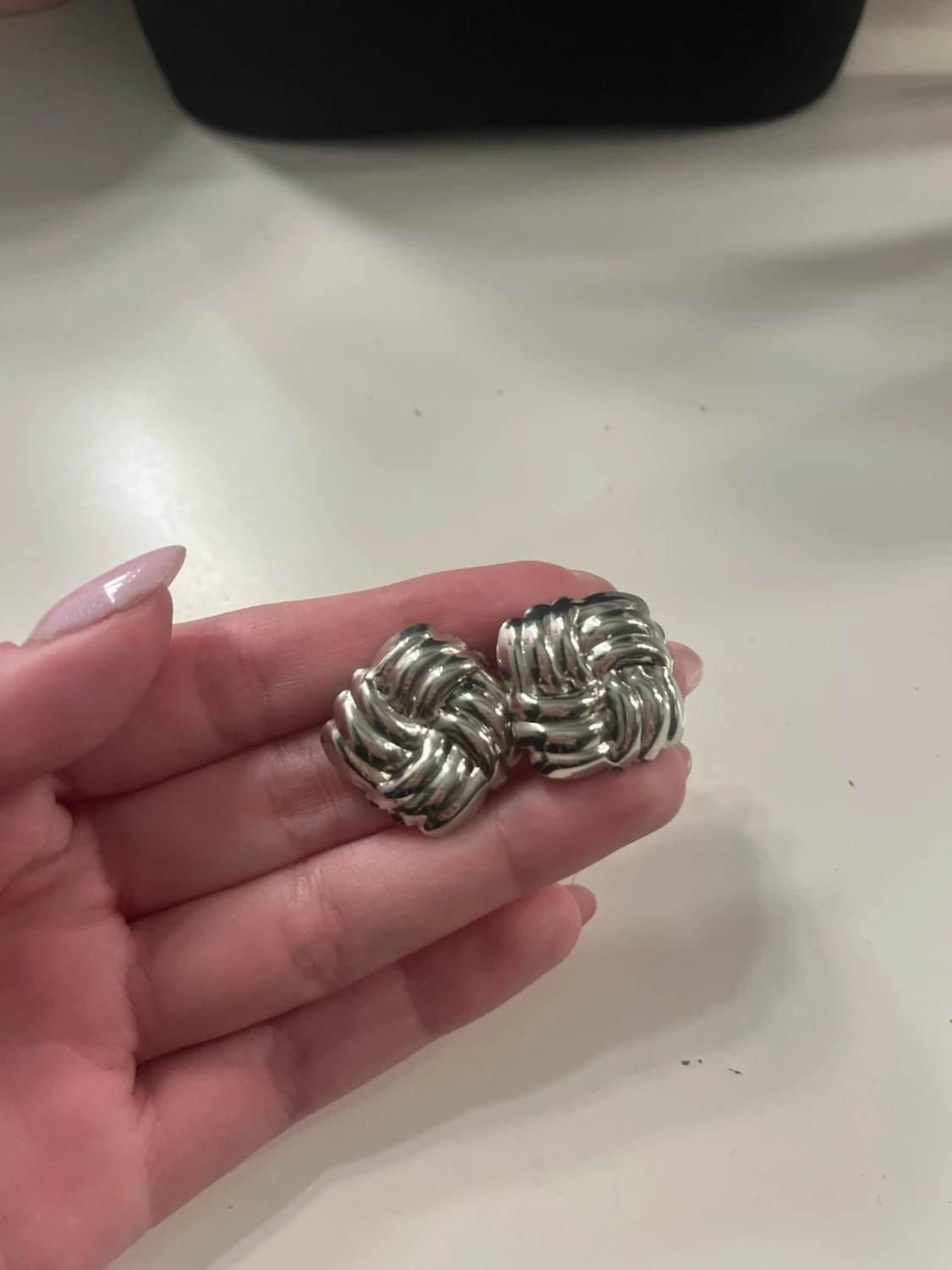 Silvriga knutformade örhängen