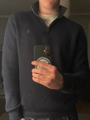 Ralph Lauren half zip - Mörkblå stickad tröja från Polo Ralph Lauren med halvzip och broderad logga på bröstet. Perfekt för en stilren och avslappnad look. Hör bara av dig vid någon fråga