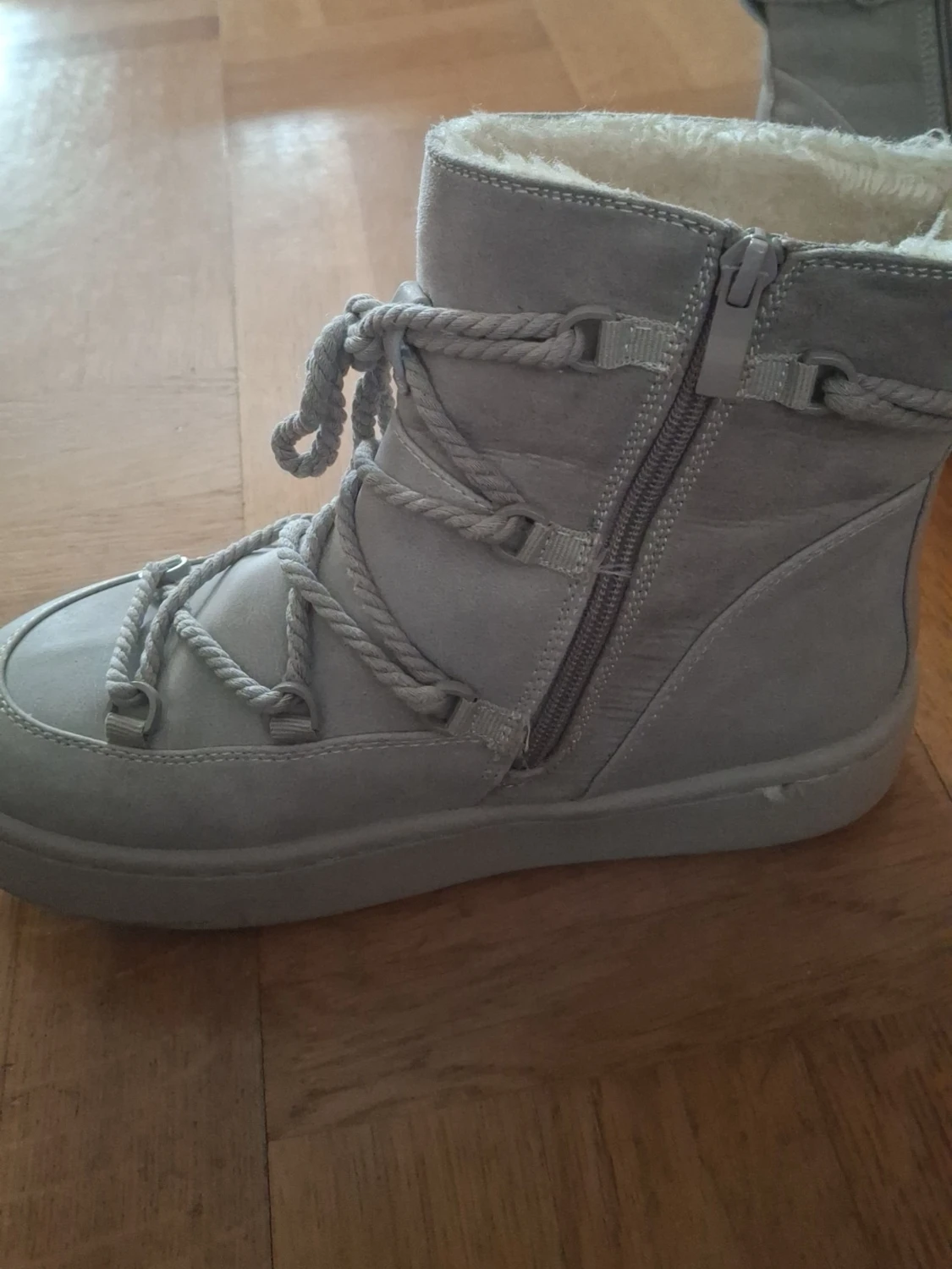 Gråa fodrade kängor med snörning - 4