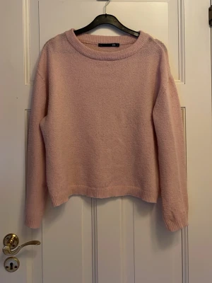 Ljusrosa stickad tröja  - Ljusrosa stickad fårn lager 157 st s men väldigt liten. Är nopprig men inga hål💕