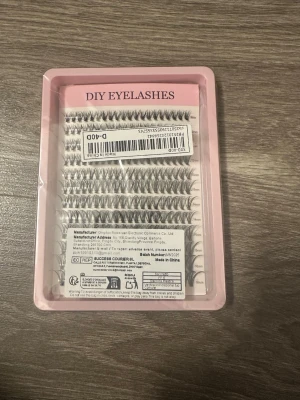 DIY Lösögonfransar i mixad längd - Ett set med svarta DIY lösögonfransar i knippen, för individuell applicering. Fransarna kommer i olika längder för en naturlig eller dramatisk look. Förpackningen är rosa och transparent, och fransarna är tillverkade av syntetiskt material. PRIS GÅR ATT DISKUTERA!!