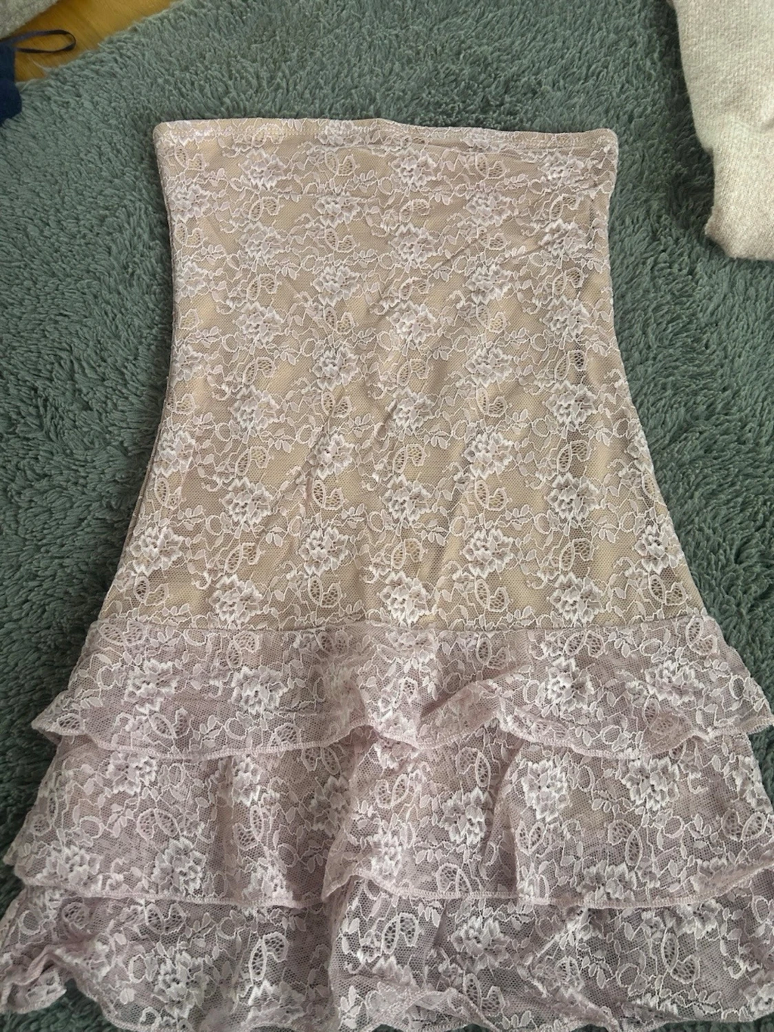 Ljus spetsklänning med volanger