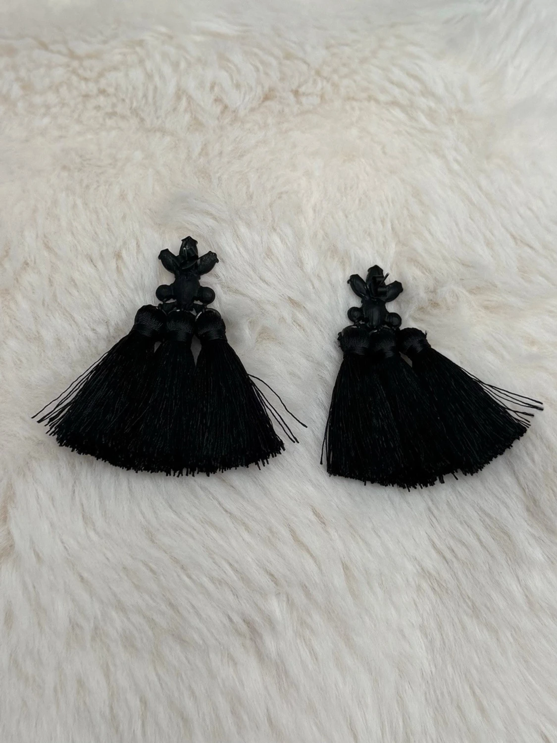 Svarta tofsörhängen med strass - 1