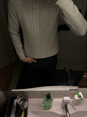 Grå Jack and Jones stickad tröja  - Tja säljer en grå sticka tröja från Jack and Jones, tröja är stilren och är i storlek M. Skriv om du har några frågor eller funderingar🗣️🙋‍♂️