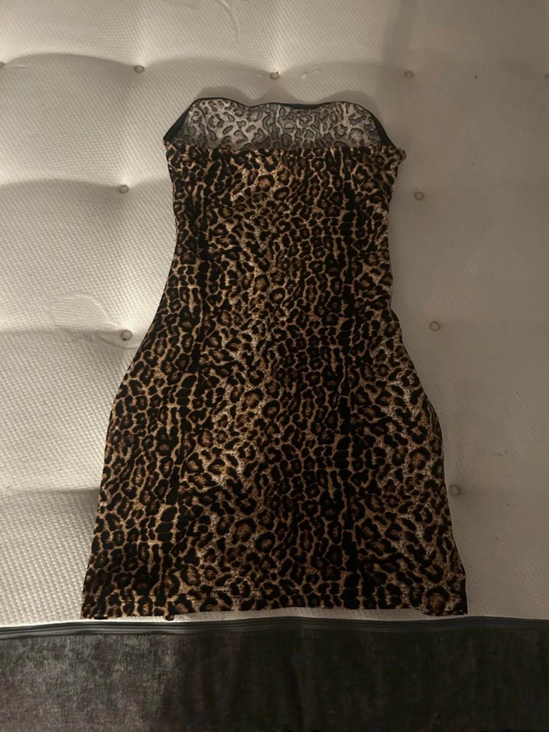 Leopardmönstrad axelbandslös klänning - 2