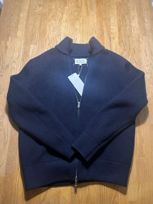 Maison Margiela marinblå kofta - Skön kofta med 2 dragkedjor, storlek M men passar även L, aldrig använt