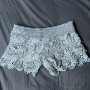 Spetsshorts - Säljer ett par as snygga vita virkade shorts med vackra spetsdetaljer och blommönster. Från början xs men de har töjts ut lite så skulle säga s eller till o med m nu. Använda ca 2 gånger förra sommarn. Står fast vid 400 som pris eftersom att jag egentligen inte riktigt vill sälja då de är jätte fina men tyvärr inte riktigt passar, så för låga pris förslag kommer jag inte godkänna 