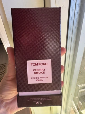 Tom Ford Cherry smoke  - Doften varar i upp till 24 timmar. Allt är som på bilderna. Var försiktig när du handlar.
