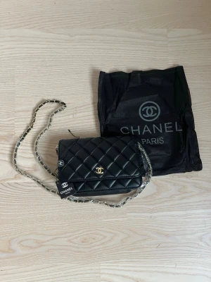 Svart läder quiltad handväska  - Super snygg handväska i läder med rutigt mönster, kjedjan är i svart och guld. Skriv om du har några frågor! 😊