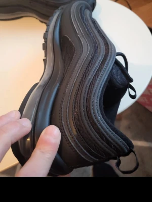 Nike Air Max 97 helsvarta sneakers - I nyskick testade 2 gånger luktar fortfarande nytt om de. Självklart orginal storlek 40,5