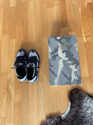 Valentino Garavani blåvita sneakers - Snygga sneakers från Valentino Garavani i blått och vitt