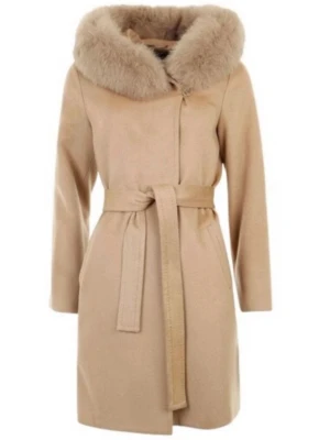 Beige kappa från Hollie’s  - Kappa ifrån Hollie’s, använd väldigt sparsamt, ser i princip helt ny ut.  Kan skicka mer bilder