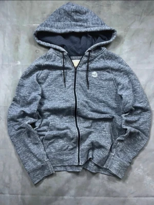 Vintage hollister zip - Fet zip från hollister. Modellen är vintage vilket är väldigt eftertraktat. Skicket är näst intill nytt. Storleken är S. Tröjan kommer in nästa vecka så hör av er vid frågor eller om du vill reservera varan😊😊 startpriset börjar på 599 men kan diskuteras🤩🤩