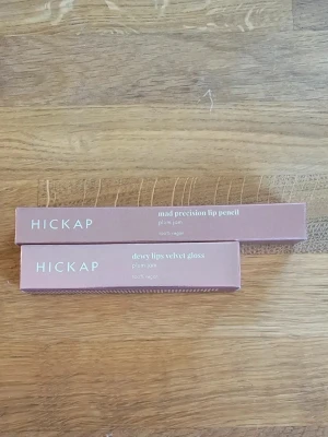 Hickap läppenna Plum Jam - Kommer från årets julkalender. Inte min typ av färg så säljes pga det. Oanvända såklart!  Nypris utan eventuella rabatter är: Dewy Lips Velvet Gloss - Plum Jam: 199kr. Mad Precision Lip Pencil - Plum Jam: 99kr. Ett totalpris på 318kr.