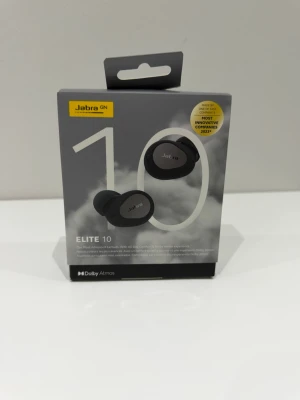 Jabra Elite 10 trådlösa in-ear hörlurar - Jabra Elite 10 är trådlösa in-ear hörlurar i svart med en stilren, rundad design och matta detaljer. De har Dolby Atmos-stöd för grymt ljud och sitter bekvämt i öronen. Perfekta för musik, poddar och samtal när du är på språng.