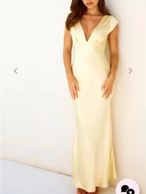 SÖKER  - Hejj söker denna klänning från hello Molly helst under 1000 kr och i storleken S eller Xs eller M 