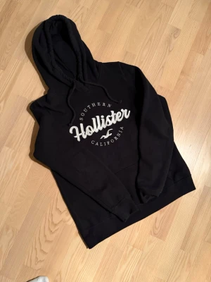 Hollister hoodie - Riktigt fet Hollister hoodie i storlek M men passar folk med S bättre. Den är i riktigt bra skick utan några skavanker allts. Vide frågor är det bara att fråga😄💛