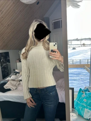 Stickad tröja  - Stickad tröja med en liten krage, aldrig använd så jättefint skick 