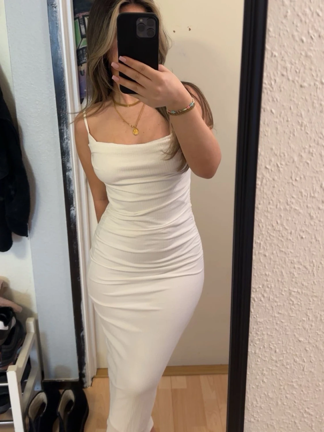 Vit långklänning med smala axelband