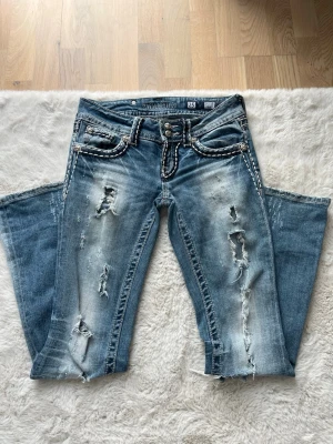 Miss me jeans - W25. Midja 70cm och längd (innermåttben) 76cm. Använt ganska mycket men är inte i dåligt skick, dom har tappat två knappar på märket där bak. Origina pris 1400kr❤️