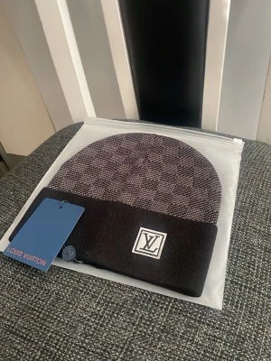 Lvmössa - Säljer en mössa som min bror inte använder. Passar perfekt för dig som fryser under vintern och som gillar stil. Den är helt ny och one size. Fraktas direkt efter köp!