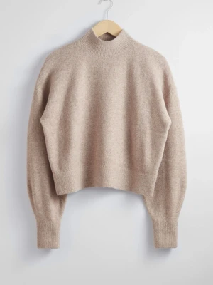 Beige stickad tröja  - Mysig beige stickad tröja med hög ribbad krage och långa ärmar. Tröjan är från & other stories o är i storlek XS