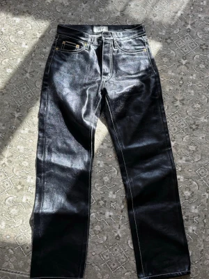 Coola Eytys jeans  - Säljer ett par svarta jeans från Eytys, modell Cypress. Jeansen har raka ben, vita kontrastsömmar och klassisk femficksdesign. De har fåtal slitningar!